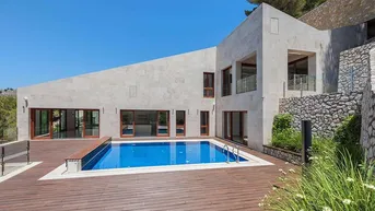 Expose Unglaubliche Villa in Hanglage mit Gästeapartment zu verkaufen in Canyamel, Mallorca