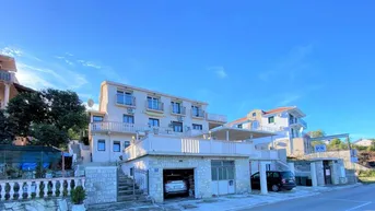 Expose Tivat, Radovici. Großes Haus am Wasser mit Aussicht auf das Meer von Lustica
