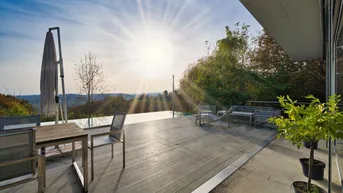 Expose Leben auf einem Hügel in absoluter Ruhelage - Bungalow mit Gäste- und Bürotrakt sowie eigenem Weinkeller, Sauna/ Pool und weiteren Ländereien!