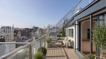 Geräumige Dachterrasse mit Holzboden, Sitzgelegenheiten und weitem Blick über die Stadt.