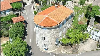 Expose Das einzigartige Haus steht zum Verkauf in Blizikuce, Nähe Budva