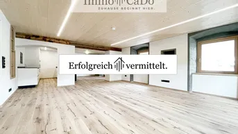 Geräumiger offener Wohnbereich mit hellem Holzparkett und Holzbalkendecke, ideal für modernes Wohnen.