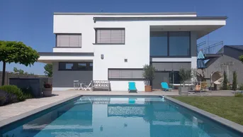 Expose Architektenhaus mit großem Garten und Pool