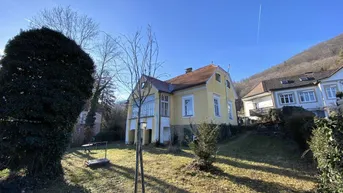 Expose Uriges Landhaus im Biedermeier-Stil - mit Sanierungsbedarf