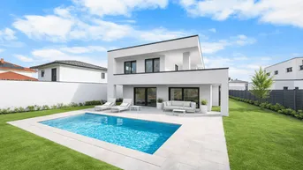 Moderne Villa mit privatem Pool, großer Rasenfläche und sonniger Terrasse für Entspannung.
