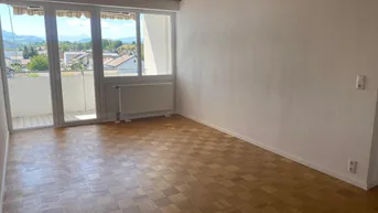 Expose Wohnung mit tollem Ausblick sowie Loggia, Parkplatz und Kellerabteil