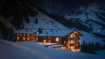 Expose ��🏔️ Luxuriöses Chalet-Apartment in Warth am Arlberg – direkt am größten Skigebiet Österreichs