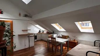 Expose Lichtdurchflutete 2-Zimmer-Dachgeschosswohnung mit Einbauküche (ohne Möbel)
