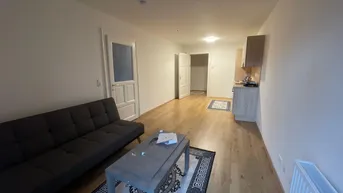 Expose  "Diese Wohnung, zusammen mit den Möbeln, kostet insgesamt 3000 Euro."