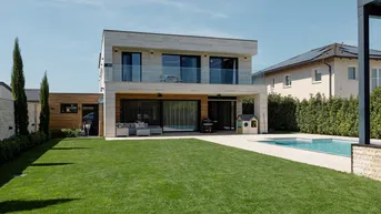 Expose DER PURE LUXUS | DESIGNERVILLA MIT GARTEN &amp; BEHEIZTEM POOL | VIDEO-PRÄSENTATION