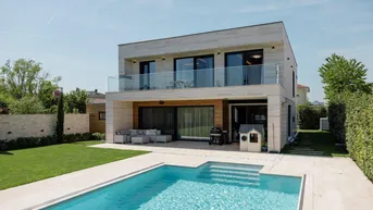 Modernes Haus mit großem Garten, Swimmingpool und Terrasse für entspannte Stunden im Freien.
