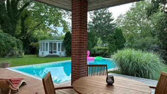 Expose Landhausvilla mit grossem Pool und parkähnlichem Garten in zentraler Villenlage (Provisionsfrei)