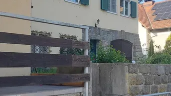 Expose Vermiete Liegenschaft teilbar 1) Haus 157m² 2)Geschäftslokal (Praxis Gastro?, Kaffee? ect) 220m² 3)Lager derzeit mit Hochregalen 250m² 4)Lager- Geschäfts- oder Bürofläche 1.OG 234m² 5)Doppelgarage LKW-tauglich 49,40m² 6)Außenflächen und Parkplätze (Provisionsfrei)