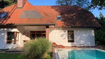 Expose Landhausvilla mit grossem Pool und parkähnlichem Garten in zentraler Villenlage (Provisionsfrei)