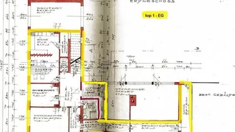 Grundriss des Erdgeschosses mit Küche, Wohnzimmer und weiteren Räumen.