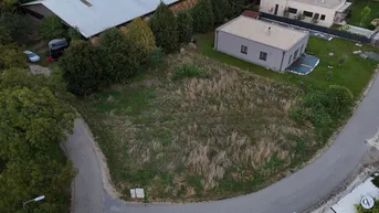 Expose Einzigartiges Grundstück im Naturparadies mit Badesee, Sportplatz &amp; Reithalle