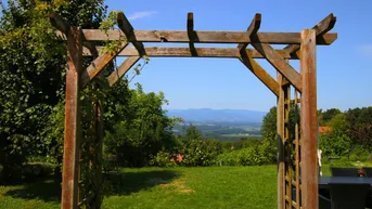 Expose Gebäude mit vielfältigen Nutzungsmöglichkeiten inmitten der steirischen Weinberge