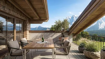 Gemütliche Terrasse mit Holzboden, Esstisch und atemberaubendem Bergblick.