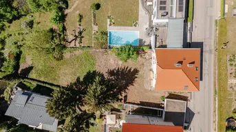Luftaufnahme des Anwesens mit Garten, Pool und umliegenden Gebäuden in sonniger Lage.