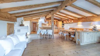 Expose Tradition trifft Stil: Alpiner Wohntraum im Dachgeschoss