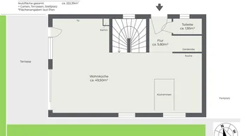 Grundriss des Erdgeschosses mit offener Wohnküche, Kamin, Gäste-WC und großer Terrasse.