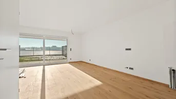 Helles Wohnzimmer mit neuem Parkettboden und großem Schiebefenster zum Außenbereich.