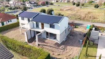 Expose Neubau trifft Natur: Leichtigkeit auf zwei Ebenen – Ihr stilvolles Zuhause zwischen Pinien, Yachthafen &amp; Golfplatz