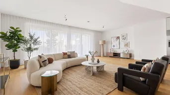 Helles, modern eingerichtetes Wohnzimmer mit geschwungenem Sofa und Holzboden.