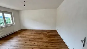 Expose 3 Zimmer Genossenschaftswohnung mit Loggia und Fernblick 