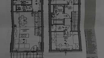 Grundrissplan einer Maisonette-Wohnung über zwei Etagen mit offener Küche, Dachterrasse und Loggia.