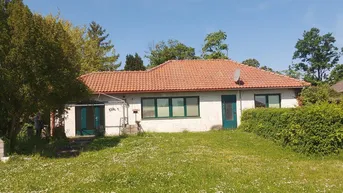 Expose Zentral gelegener Bungalow mit großem, teilbarem Grundstück