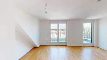 Helles Zimmer mit Parkettboden und Zugang zu einem Balkon, ideal als Wohn- oder Schlafbereich.