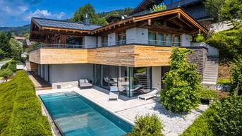Luxuriöse Villa mit modernem Design, großem Pool und atemberaubendem Bergblick.