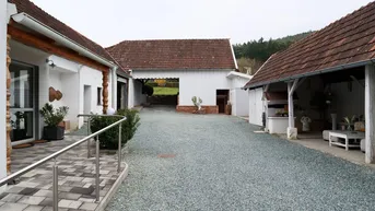 Expose Charmanter Dreiseithof mit uneinsehbarem Innenhof, Weitblick &amp; Nebengebäuden in Hanglage