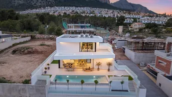 Expose Wunderschöne private Luxusvilla mit Meerblick