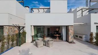 Expose Villa mit Blick auf den spektakulärsten künstlichen See Europas mit privatem Sicherheitsdienst