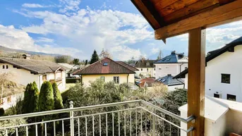 Expose Dachgeschosswohnung mit großem Balkon und Tiefgaragenplatz in Premiumlage in Aigen