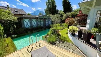 Expose Traumhaus in Traumlage - kompakte Villa im New England Style mit Gartenoase und Schwimmteich