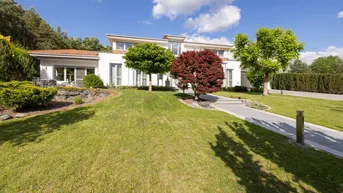 Expose Villa voll unterkellert mit Poolhaus in absoluter Ruhelage