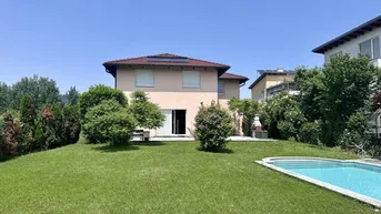 Expose Tolles Zweifamilienhaus mit Einliegerwohnung, sonniger Terrasse, Keller, Doppelgarage und Pool!