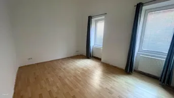 Expose Zentral gelegene Altbauwohnung mit Entwicklungspotential