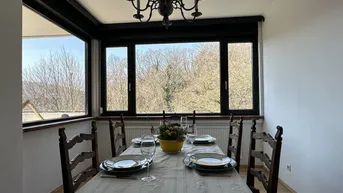 Expose Großzügige Wohnung mit Loggia, Swimmingpool und Garagen in top Lage