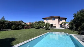Expose Tolles Zweifamilienhaus mit Einliegerwohnung, sonniger Terrasse, Keller, Doppelgarage und Pool!