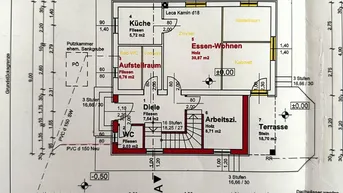 Grundriss des Erdgeschosses mit Wohn-Essbereich, Küche und Terrasse.