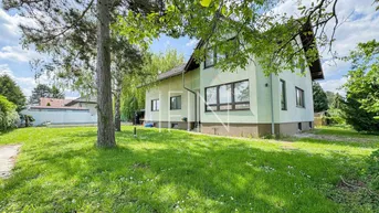 Expose Mehrfamilienhaus mit separaten Eingängen, großem Garten und Pool!