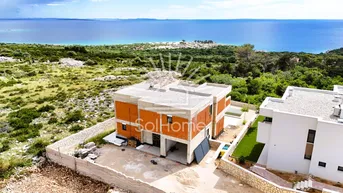 Expose Haus mit Panoramablick aufs Meer &amp; Pool in Novalja