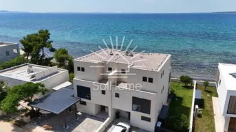 Expose Exklusive Doppelhaushälfte – Erste Reihe zum Meer – zum Verkauf in Privlaka bei Zadar