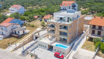 Expose MURTER – Erste Reihe zum Strand, Wohnung mit Pool!