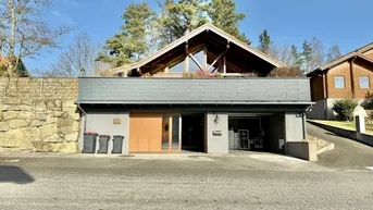Expose TRAUMHOLZHAUS – Stilvolles Wohnen mit Galerie-Schlafzimmer und malerischer Aussicht