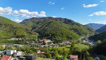 Expose SONNIGES BAUGRUNDSTÜCK IN HANGLAGE MIT PANORAMABLICK! Am Waldrand von Lilienfeld!